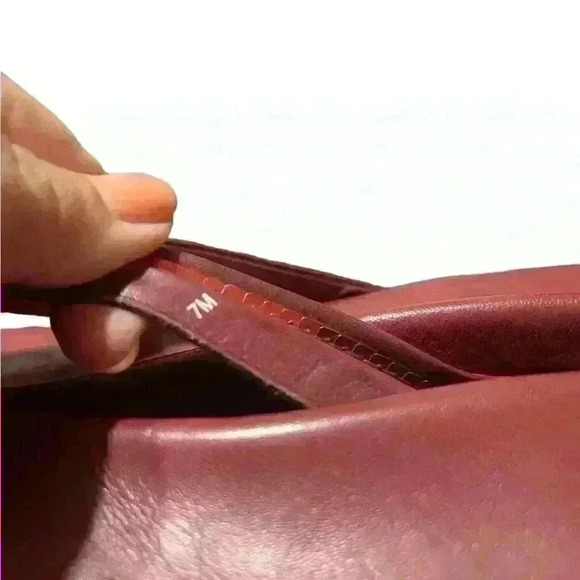 Reaction Kenneth Cole Sandals Women’s Size 7 Wine Colored Flat With Sequin Strap - Picture 6 of 6